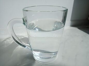 Капли Alkotox в стакане воды, опыт применения средства