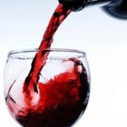 вино наливается в стакан
