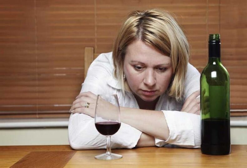 женщина пьёт вино как бросить