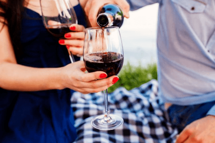 Вино – лучший алкогольный напиток для приятного вечера перед сексом